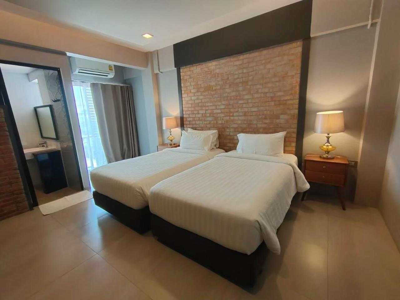 Qoo Hotel Buriram Bagian luar foto